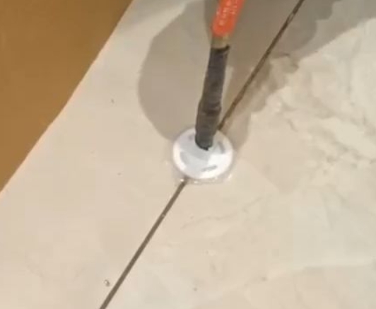 菏泽市瓷砖空鼓维修公司专业解答瓷砖在铺贴过程中，如果没有涂抹均匀到位的粘结材料（如水泥砂浆或瓷砖胶），可能会导致以下问题