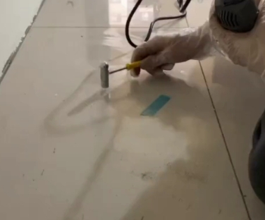 菏泽市瓷砖开裂维修公司专业分享瓷砖在铺贴前如果没有沥干水分，将会导致以下问题